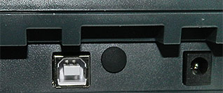Виден порт USB и разъем блока питания